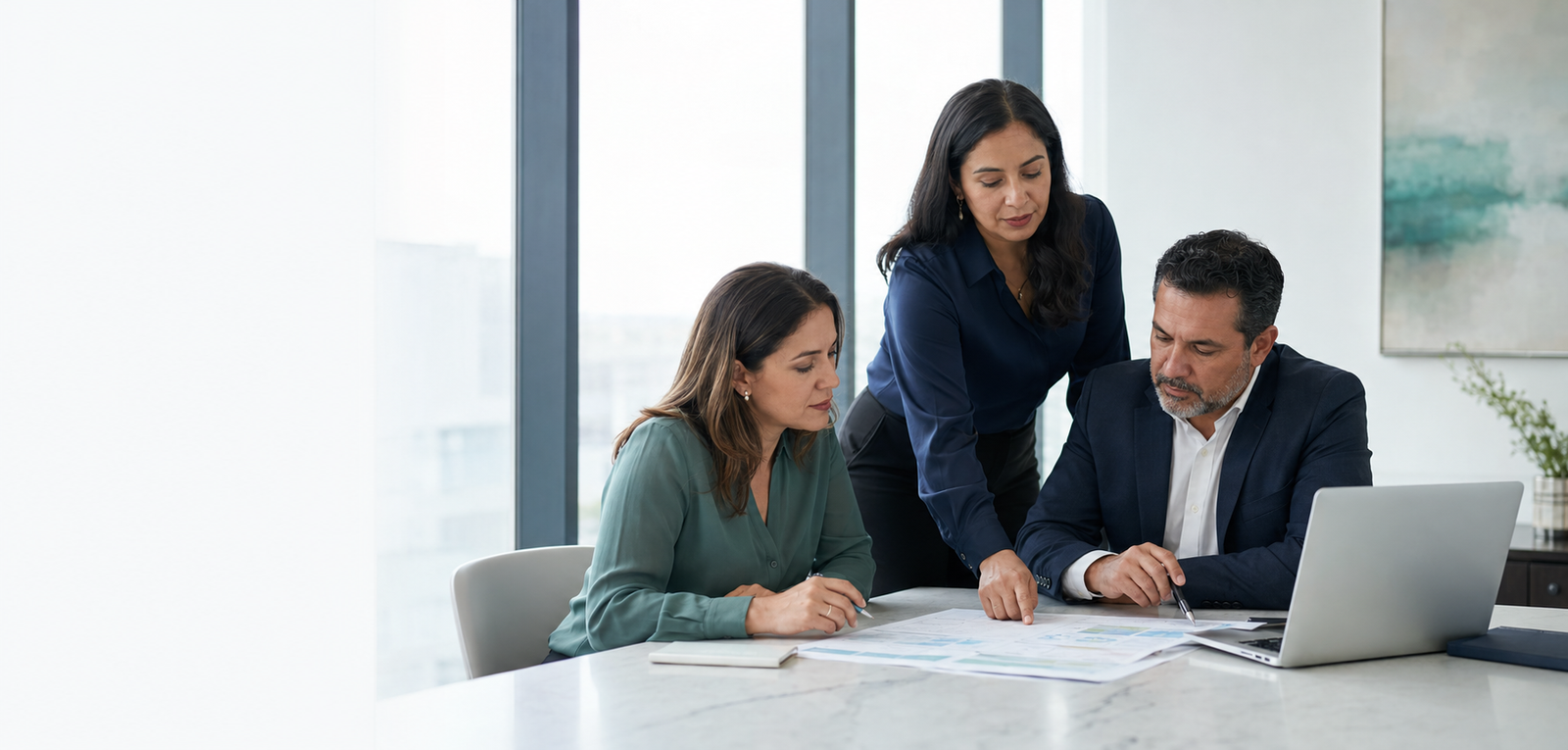 Equipo de consultoría EIDRA trabajando en una estrategia